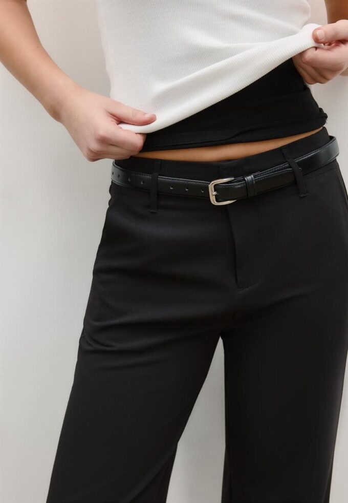 Pantalones elegantes de corte recto y vuelo con cinturón Pantalones elegantes de corte recto y vuelo con cinturón
