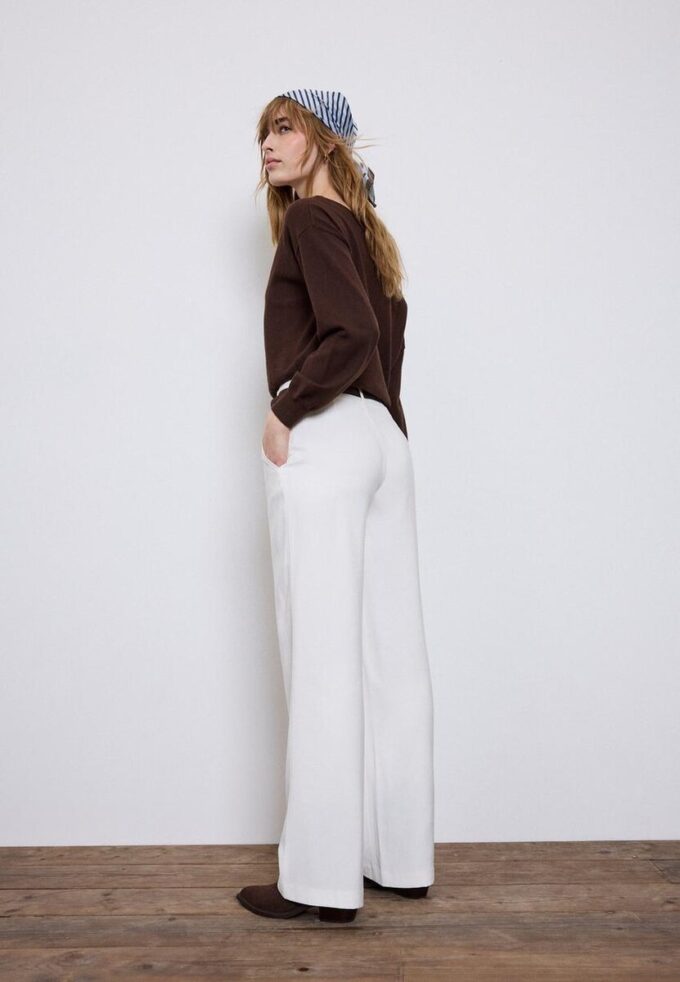Pantalones elegantes de corte recto y vuelo con cinturón Pantalones elegantes de corte recto y vuelo con cinturón