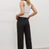Pantalones elegantes de corte recto y vuelo con cinturón Pantalones elegantes de corte recto y vuelo con cinturón