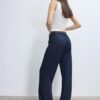 Pantalones elegantes de corte recto y vuelo con cinturón Pantalones elegantes de corte recto y vuelo con cinturón