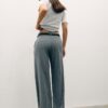 Pantalones elegantes de corte recto y vuelo con cinturón Pantalones elegantes de corte recto y vuelo con cinturón