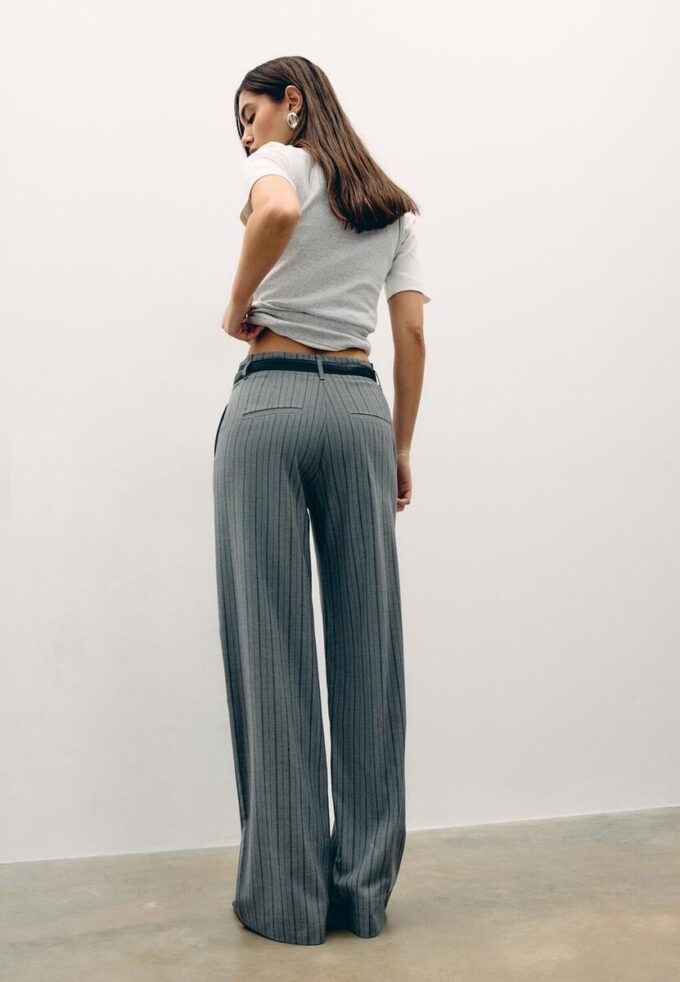 Pantalones elegantes de corte recto y vuelo con cinturón Pantalones elegantes de corte recto y vuelo con cinturón