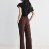 Pantalones elegantes de corte recto y vuelo con cinturón Pantalones elegantes de corte recto y vuelo con cinturón