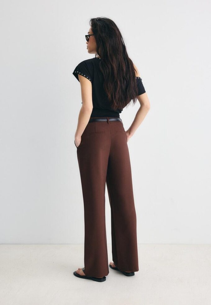 Pantalones elegantes de corte recto y vuelo con cinturón Pantalones elegantes de corte recto y vuelo con cinturón