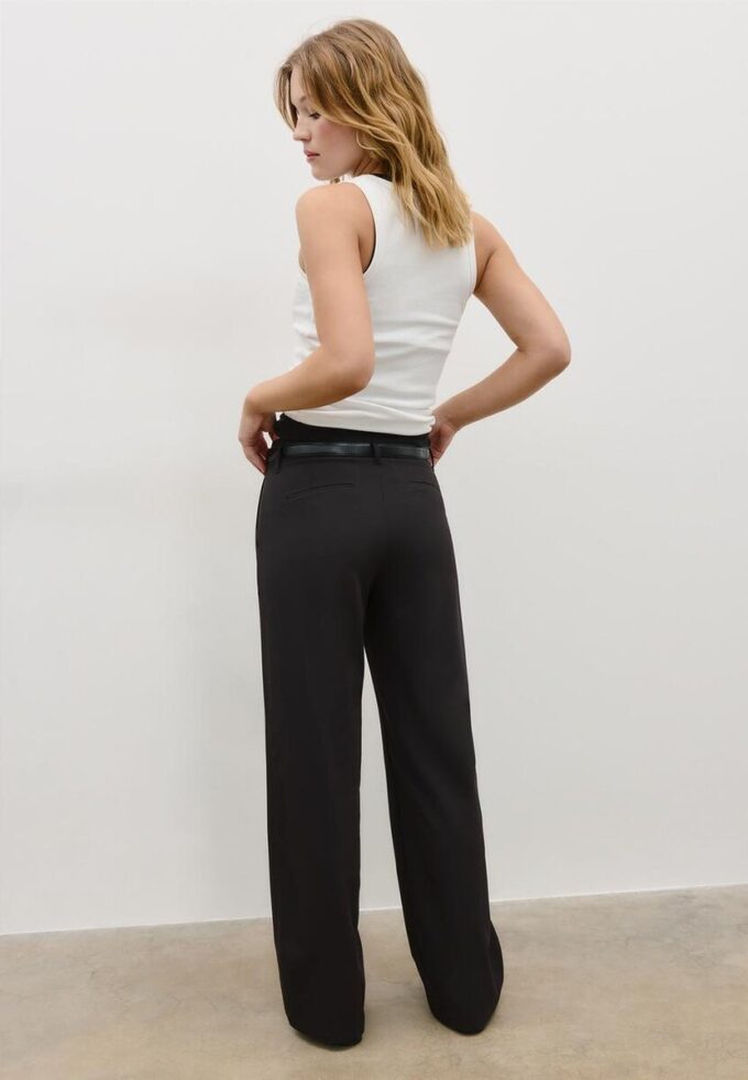 Pantalones elegantes de corte recto y vuelo con cinturón Pantalones elegantes de corte recto y vuelo con cinturón
