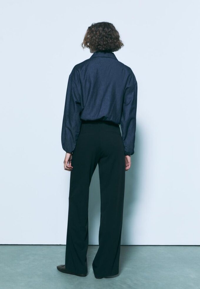 Pantalones elegantes de corte recto y vuelo con cinturón Pantalones elegantes de corte recto y vuelo con cinturón