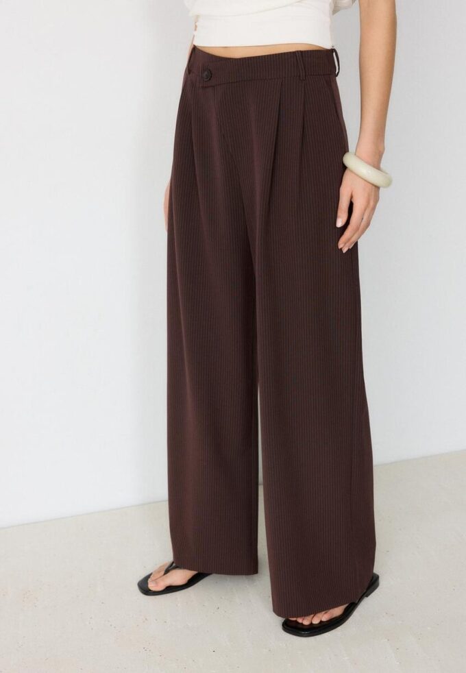 Pantalones elegantes informales a rayas con cintura cruzada Pantalones elegantes informales a rayas con cintura cruzada