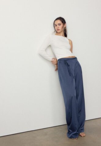 Pantalones fluidos con efecto arrugado y lazo