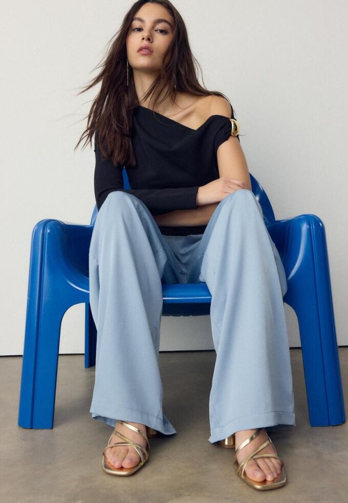 Pantalones fluidos con efecto arrugado y lazo Pantalones fluidos con efecto arrugado y lazo