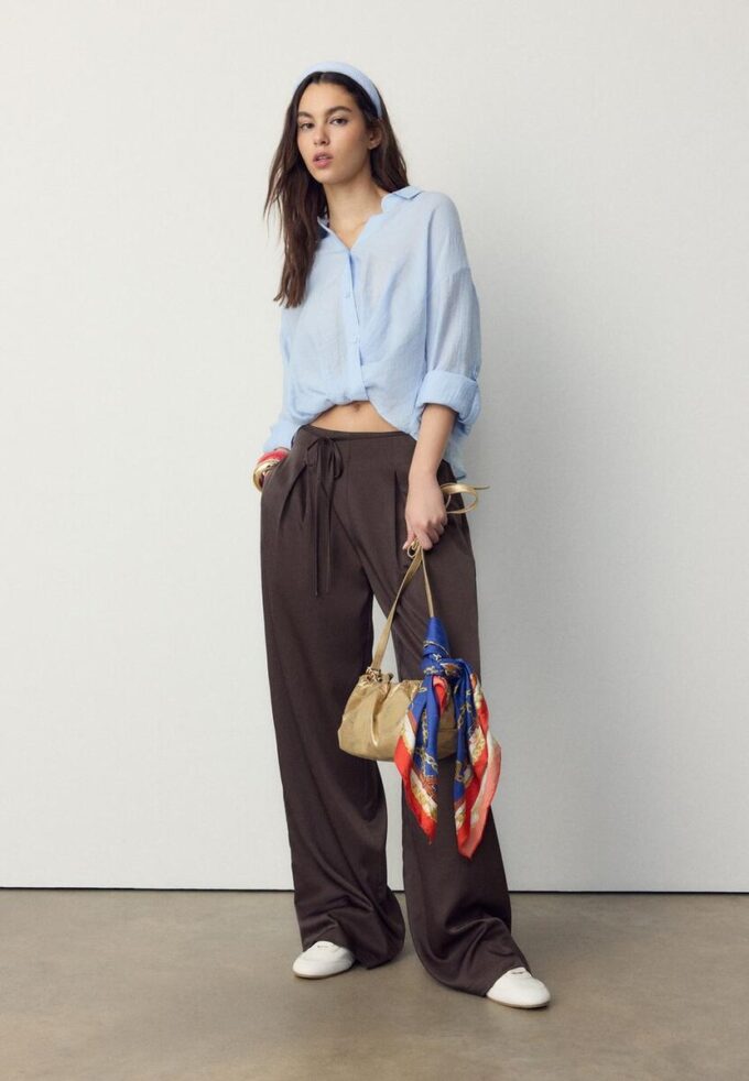 Pantalones fluidos con efecto arrugado y lazo Pantalones fluidos con efecto arrugado y lazo