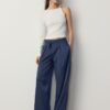 Pantalones fluidos con efecto arrugado y lazo Pantalones fluidos con efecto arrugado y lazo