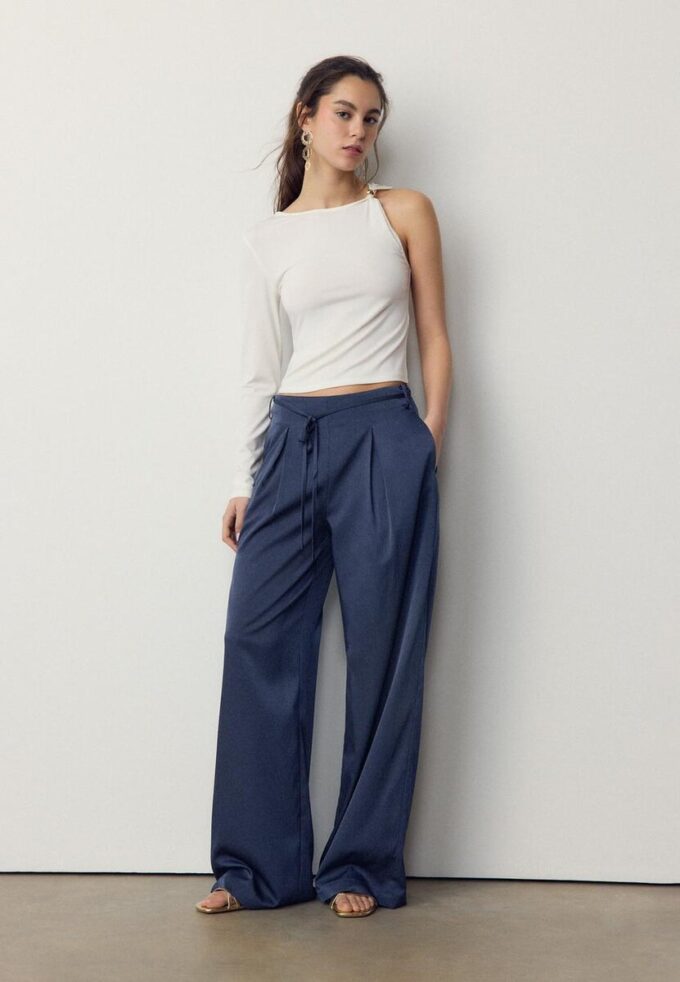 Pantalones fluidos con efecto arrugado y lazo Pantalones fluidos con efecto arrugado y lazo