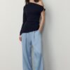 Pantalones fluidos con efecto arrugado y lazo Pantalones fluidos con efecto arrugado y lazo