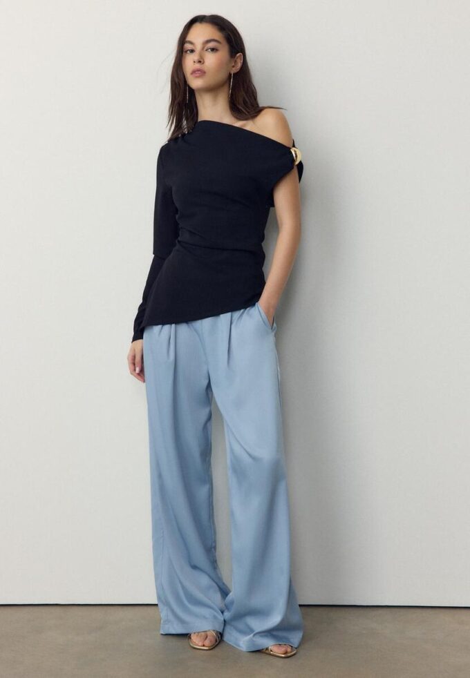 Pantalones fluidos con efecto arrugado y lazo Pantalones fluidos con efecto arrugado y lazo