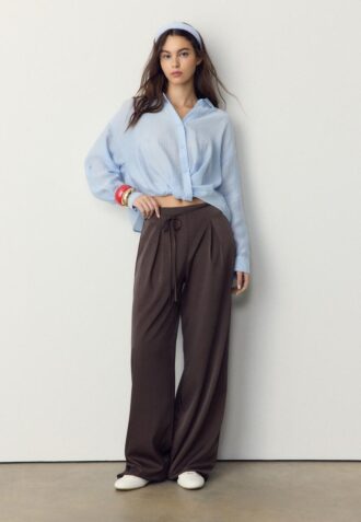 Pantalones fluidos con efecto arrugado y lazo