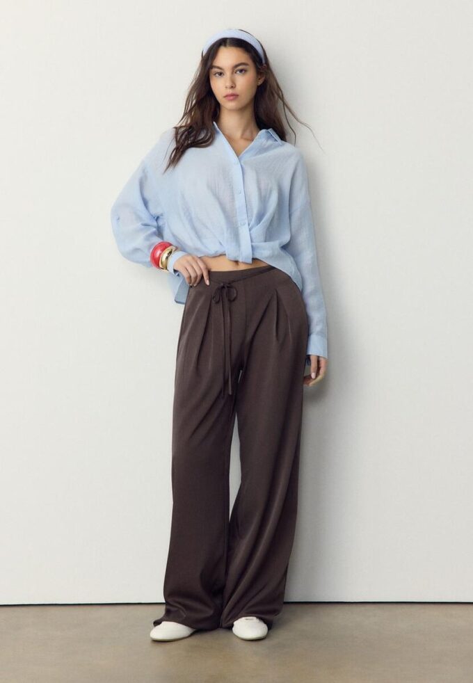 Pantalones fluidos con efecto arrugado y lazo Pantalones fluidos con efecto arrugado y lazo