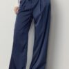 Pantalones fluidos con efecto arrugado y lazo Pantalones fluidos con efecto arrugado y lazo