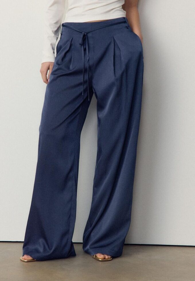 Pantalones fluidos con efecto arrugado y lazo Pantalones fluidos con efecto arrugado y lazo