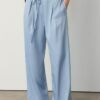 Pantalones fluidos con efecto arrugado y lazo Pantalones fluidos con efecto arrugado y lazo