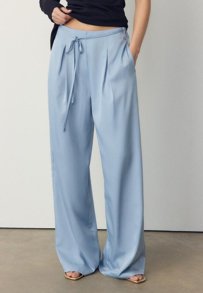 Pantalones fluidos con efecto arrugado y lazo Pantalones fluidos con efecto arrugado y lazo
