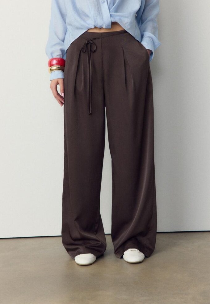 Pantalones fluidos con efecto arrugado y lazo Pantalones fluidos con efecto arrugado y lazo