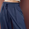 Pantalones fluidos con efecto arrugado y lazo Pantalones fluidos con efecto arrugado y lazo