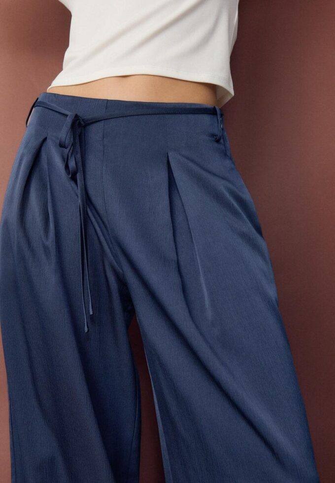 Pantalones fluidos con efecto arrugado y lazo Pantalones fluidos con efecto arrugado y lazo