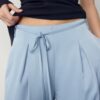 Pantalones fluidos con efecto arrugado y lazo Pantalones fluidos con efecto arrugado y lazo