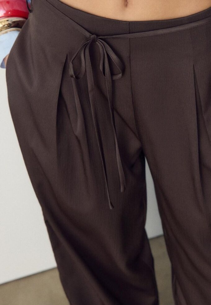 Pantalones fluidos con efecto arrugado y lazo Pantalones fluidos con efecto arrugado y lazo