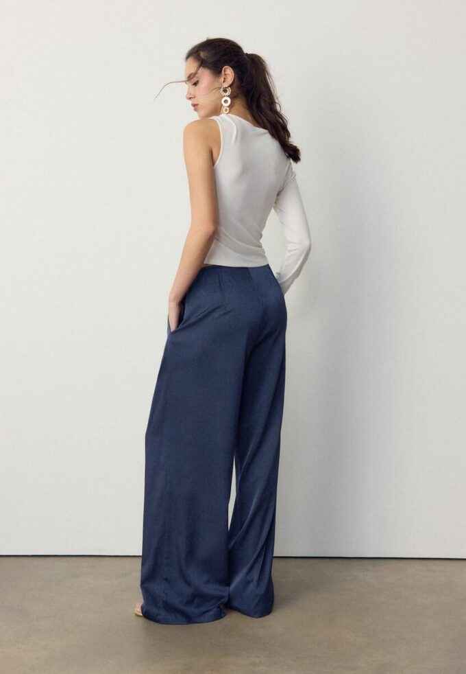 Pantalones fluidos con efecto arrugado y lazo Pantalones fluidos con efecto arrugado y lazo