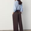 Pantalones fluidos con efecto arrugado y lazo Pantalones fluidos con efecto arrugado y lazo