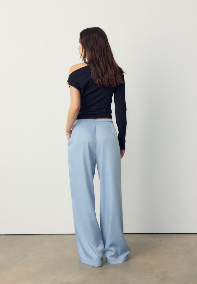 Pantalones fluidos con efecto arrugado y lazo Pantalones fluidos con efecto arrugado y lazo
