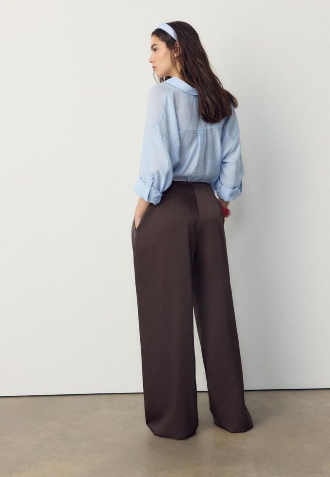 Pantalones fluidos con efecto arrugado y lazo Pantalones fluidos con efecto arrugado y lazo