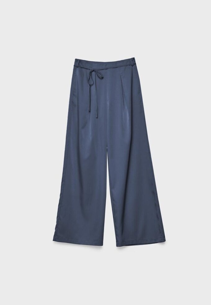 Pantalones fluidos con efecto arrugado y lazo Pantalones fluidos con efecto arrugado y lazo