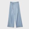 Pantalones fluidos con efecto arrugado y lazo Pantalones fluidos con efecto arrugado y lazo