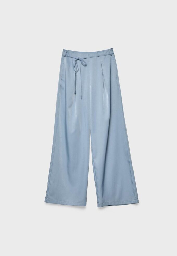 Pantalones fluidos con efecto arrugado y lazo Pantalones fluidos con efecto arrugado y lazo