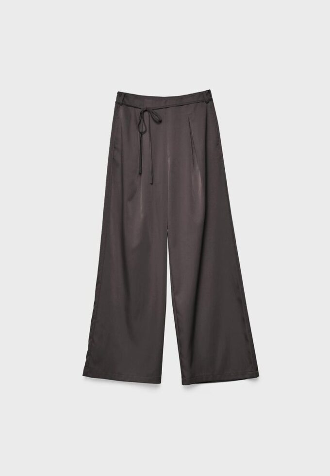 Pantalones fluidos con efecto arrugado y lazo Pantalones fluidos con efecto arrugado y lazo