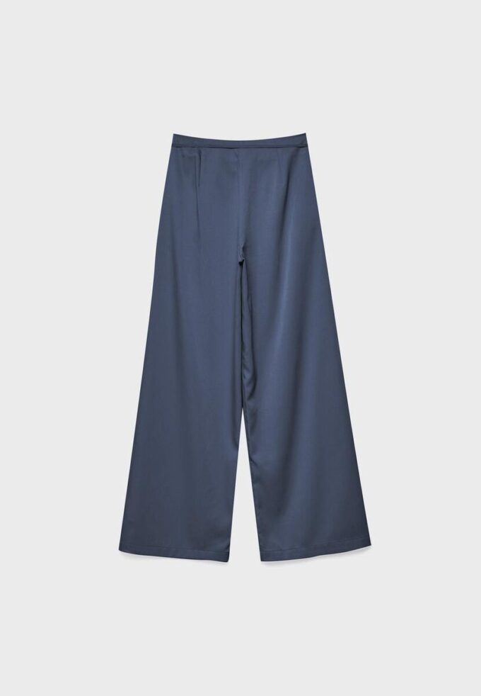 Pantalones fluidos con efecto arrugado y lazo Pantalones fluidos con efecto arrugado y lazo