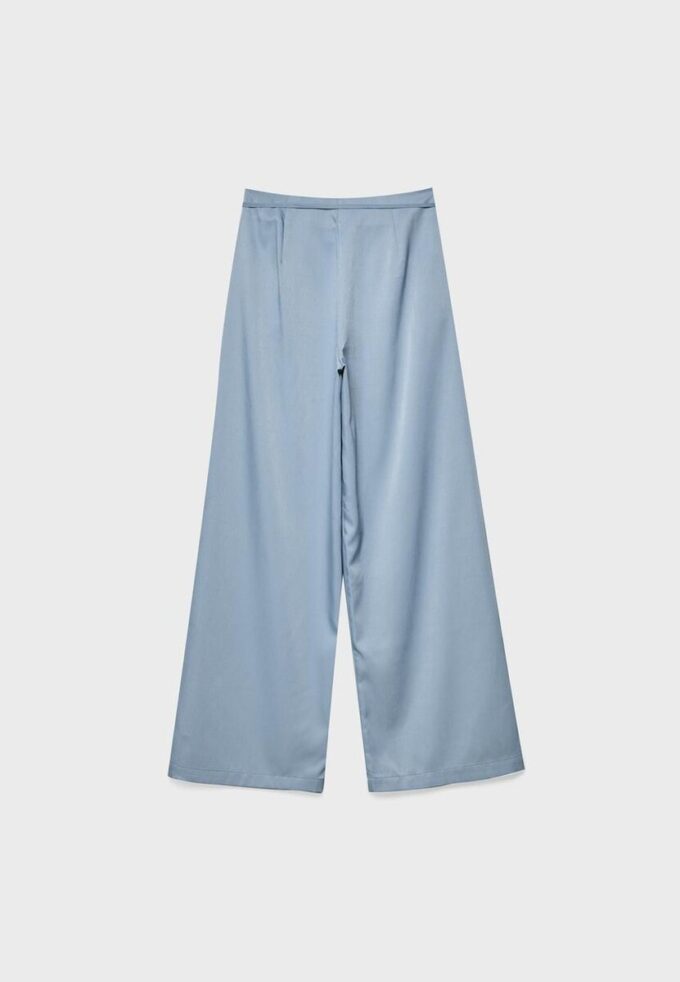 Pantalones fluidos con efecto arrugado y lazo Pantalones fluidos con efecto arrugado y lazo