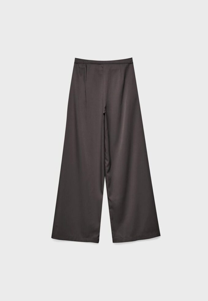 Pantalones fluidos con efecto arrugado y lazo Pantalones fluidos con efecto arrugado y lazo