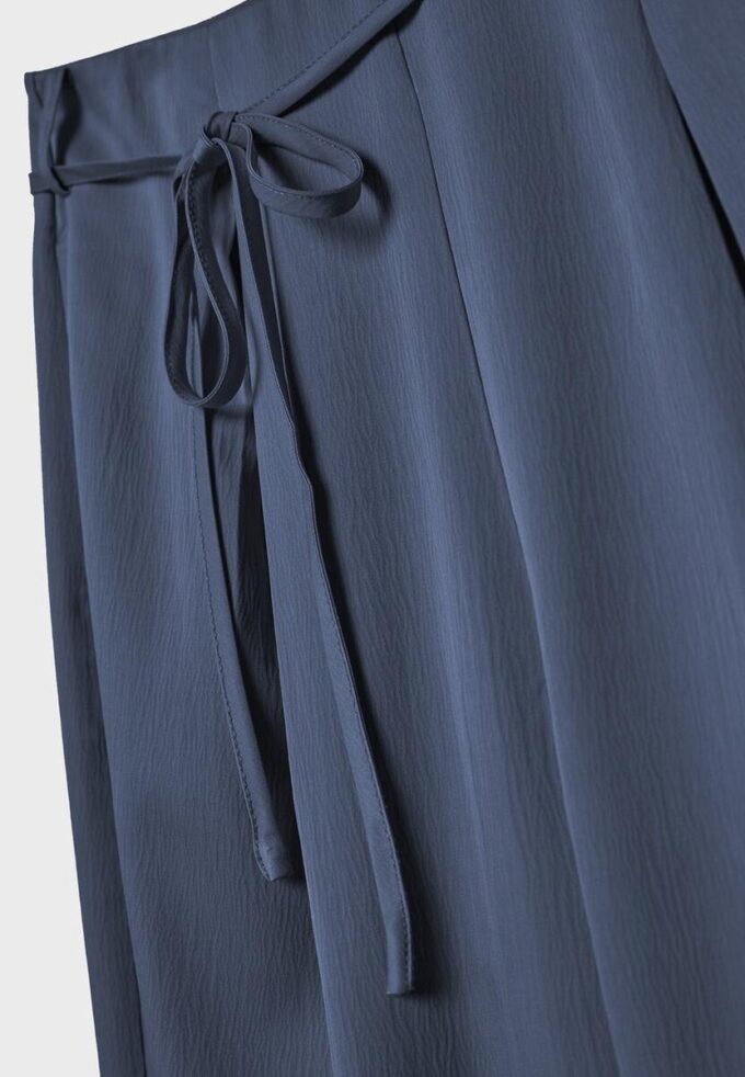 Pantalones fluidos con efecto arrugado y lazo Pantalones fluidos con efecto arrugado y lazo