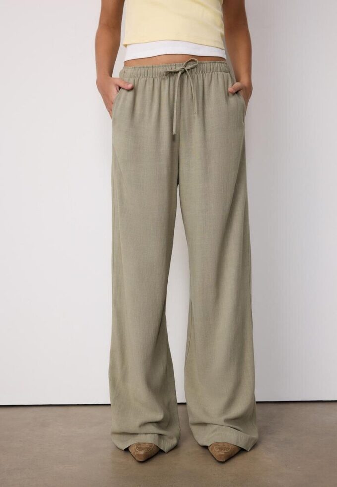 Pantalones fluidos con efecto lino Pantalones fluidos con efecto lino