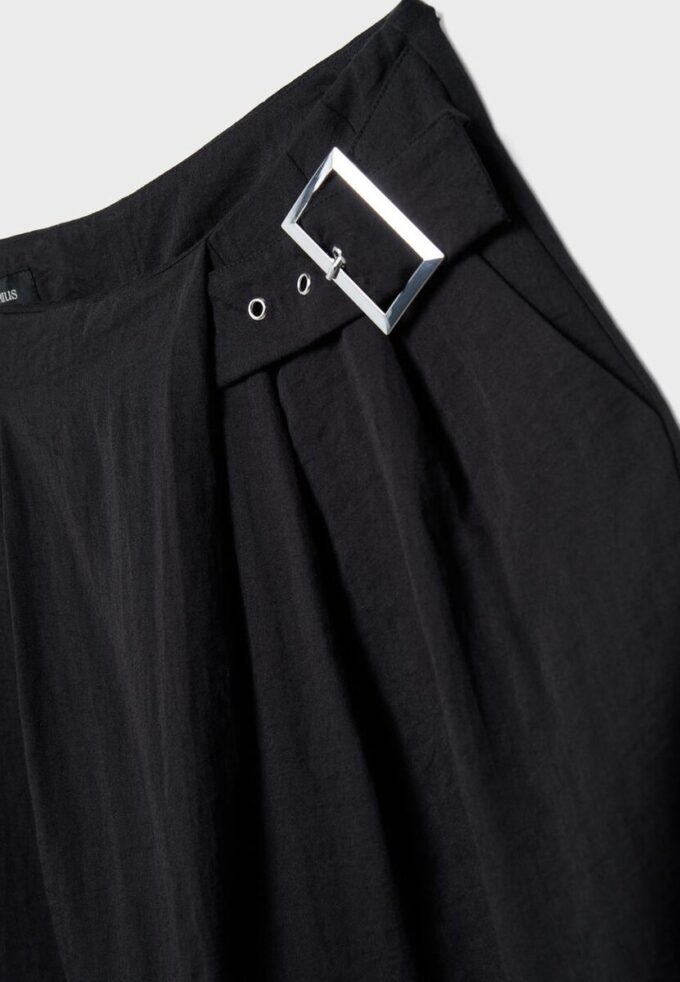 Pantalones fluidos con hebilla Pantalones fluidos con hebilla