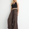 Pantalones fluidos de satén estampados Pantalones fluidos de satén estampados