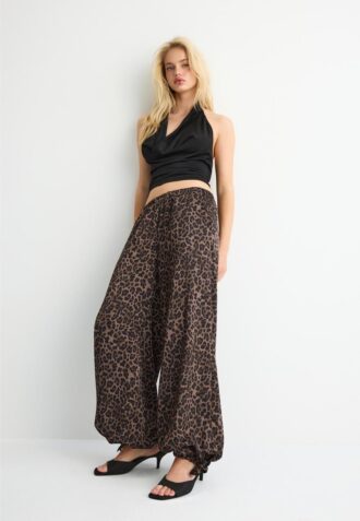 Pantalones fluidos de satén estampados