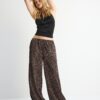 Pantalones fluidos de satén estampados Pantalones fluidos de satén estampados