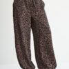 Pantalones fluidos de satén estampados Pantalones fluidos de satén estampados