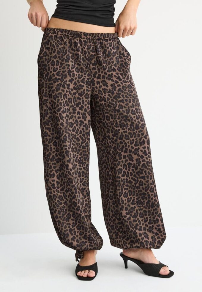 Pantalones fluidos de satén estampados Pantalones fluidos de satén estampados