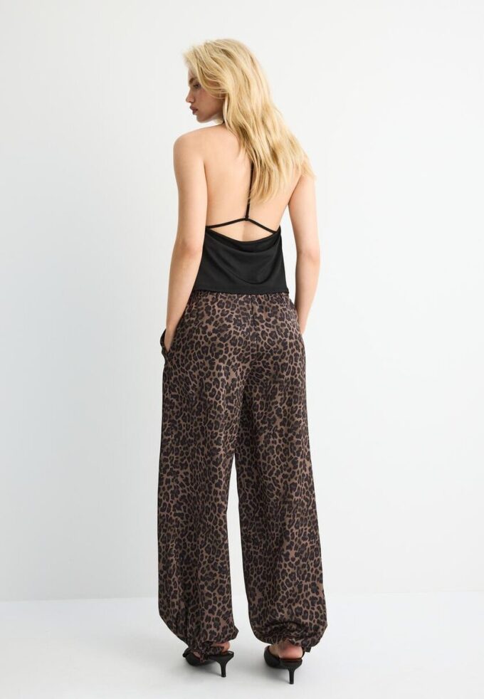 Pantalones fluidos de satén estampados Pantalones fluidos de satén estampados