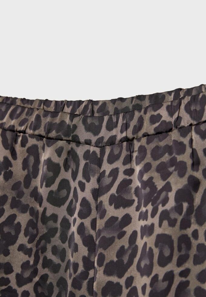Pantalones fluidos de satén estampados Pantalones fluidos de satén estampados